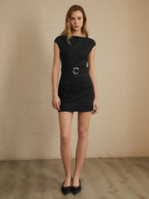 Minimalism Kurzes Kleid mit Gürtel und Flügelärmeln